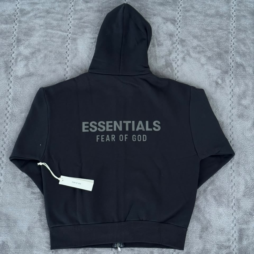 HODDIE ESSENTIALS ZIP JET BLACK (LETRAS NEGRAS)