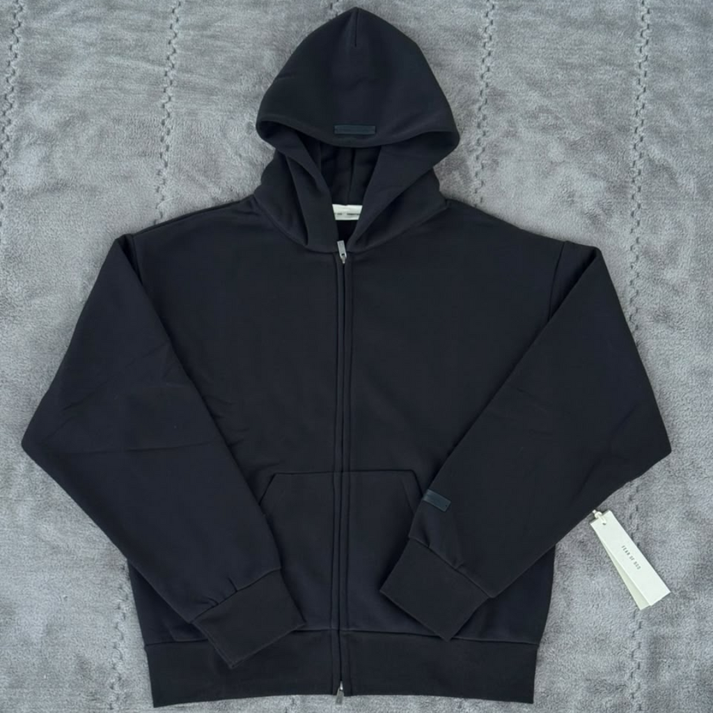 HODDIE ESSENTIALS ZIP JET BLACK (LETRAS NEGRAS)