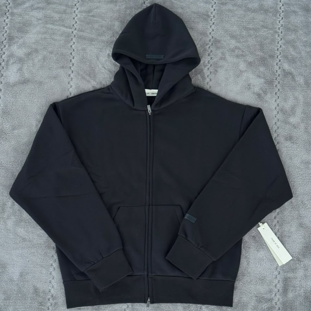 HODDIE ESSENTIALS ZIP JET BLACK (LETRAS NEGRAS)